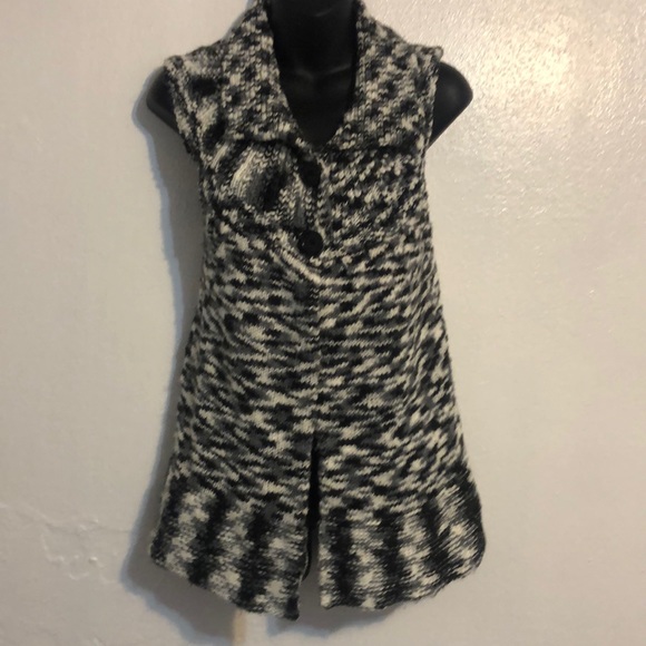 Daytrip Tops - Daytrip sweater vest with 2 buttons. Black and white size small
